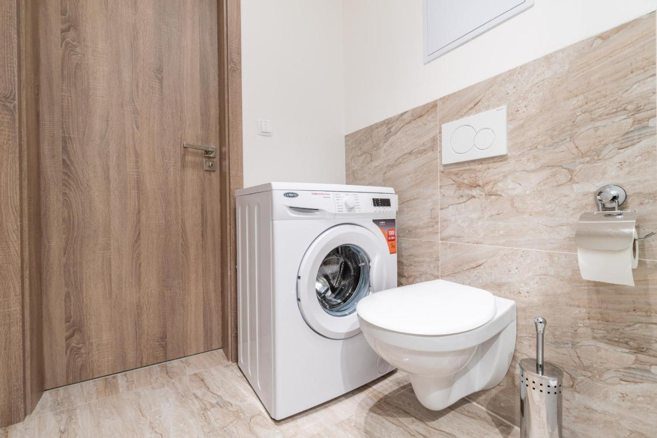Brand New Two Room Apartment #26 With Free Secure Parking Close To Center 프라하 외부 사진