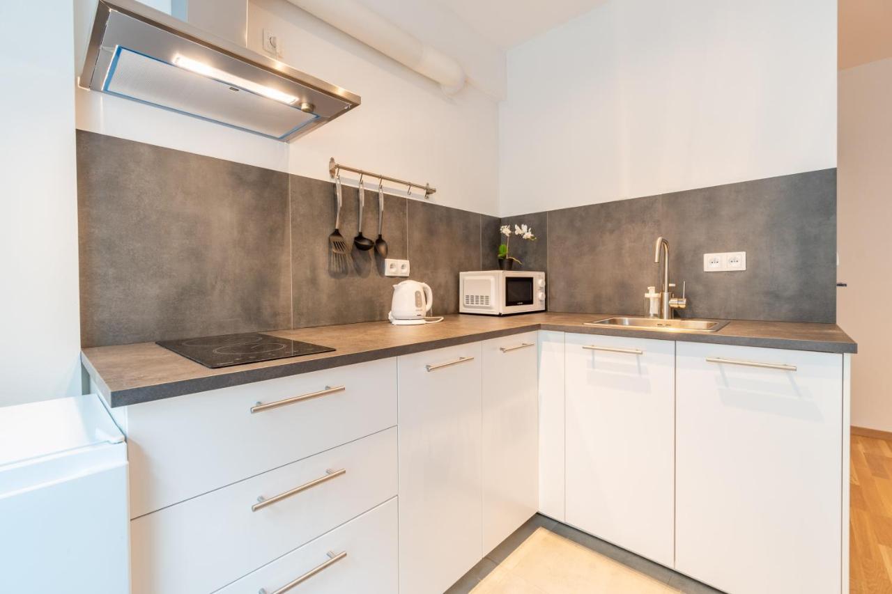 Brand New Two Room Apartment #26 With Free Secure Parking Close To Center 프라하 외부 사진