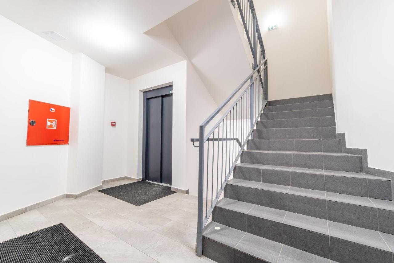Brand New Two Room Apartment #26 With Free Secure Parking Close To Center 프라하 외부 사진