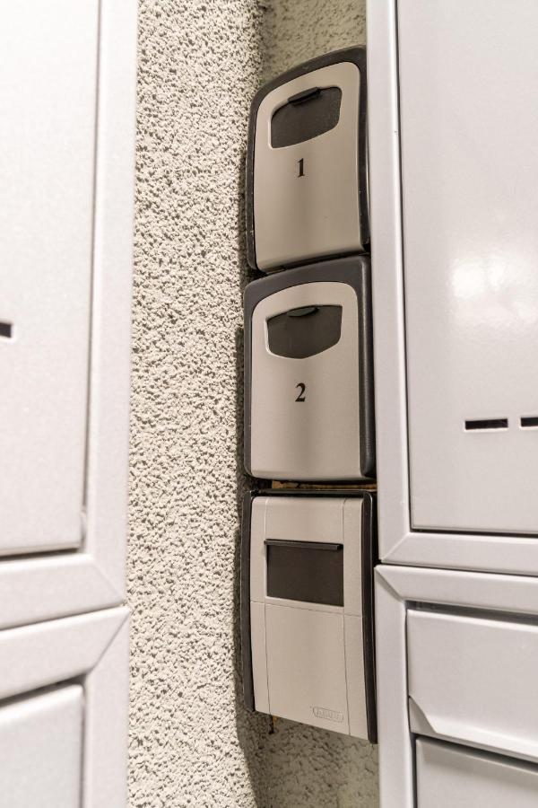 Brand New Two Room Apartment #26 With Free Secure Parking Close To Center 프라하 외부 사진